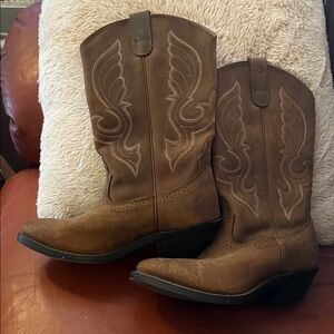 Shyanne brown heeled cowboy boots